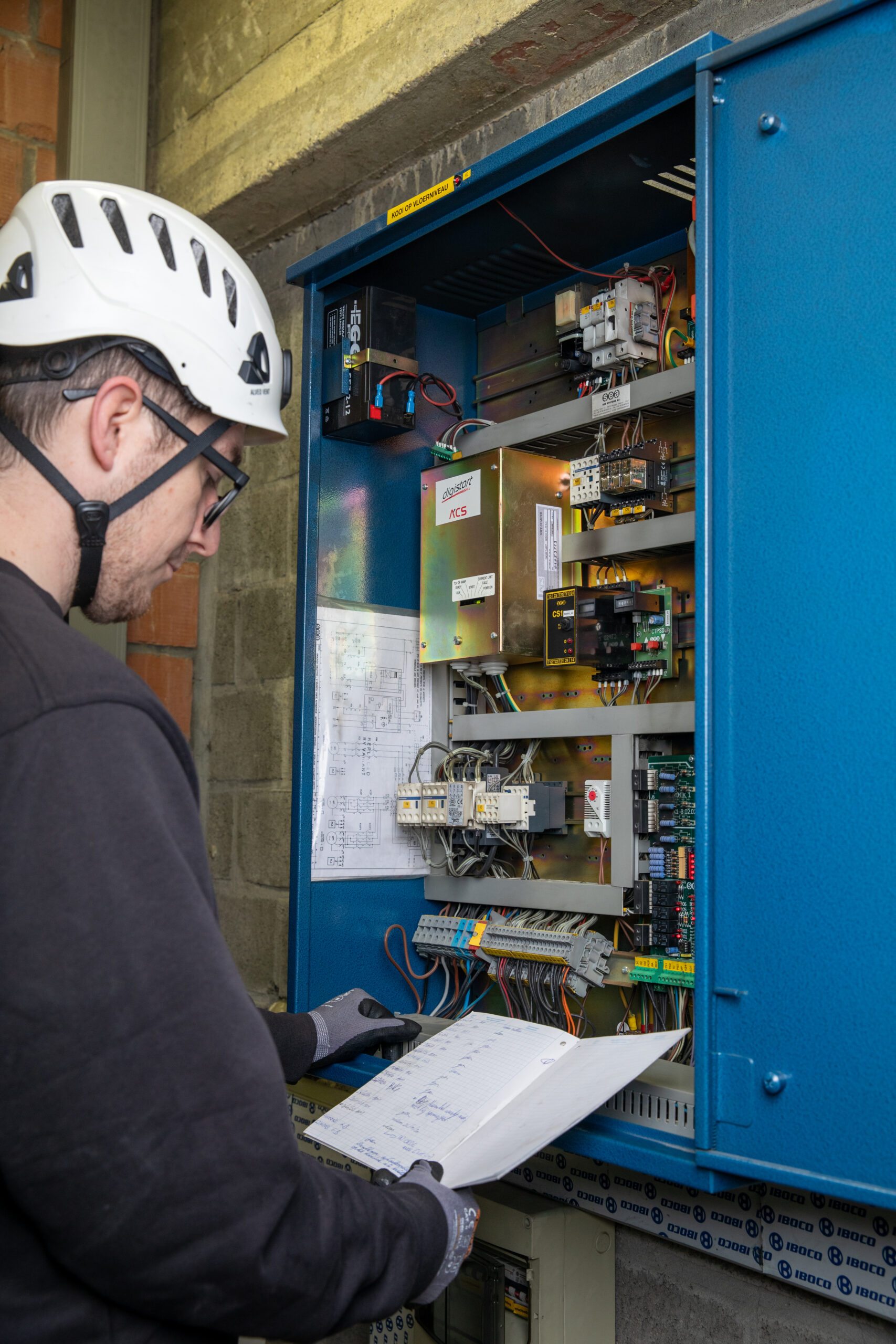Normec BTV-inspecteur controleert elektrische liftinstallatie en vult keuringsdocumentatie in